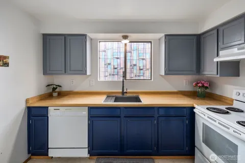 $295,000 | 75 Northwest Columbia Drive, Unit A103, Oak Harbor, WA 98277