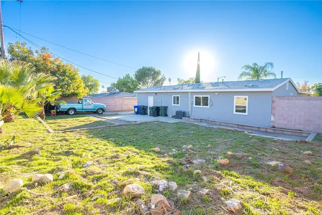 a view of a house with a backyard