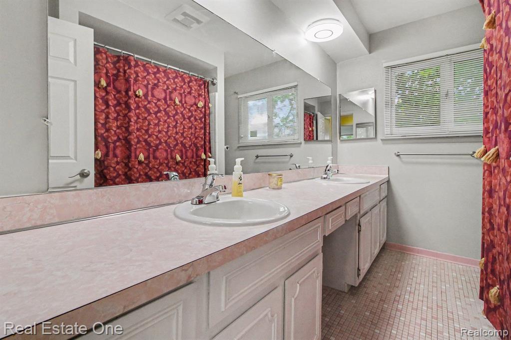 1347 East Square Lake Road Troy, MI 48085 - Photo 10 of 22