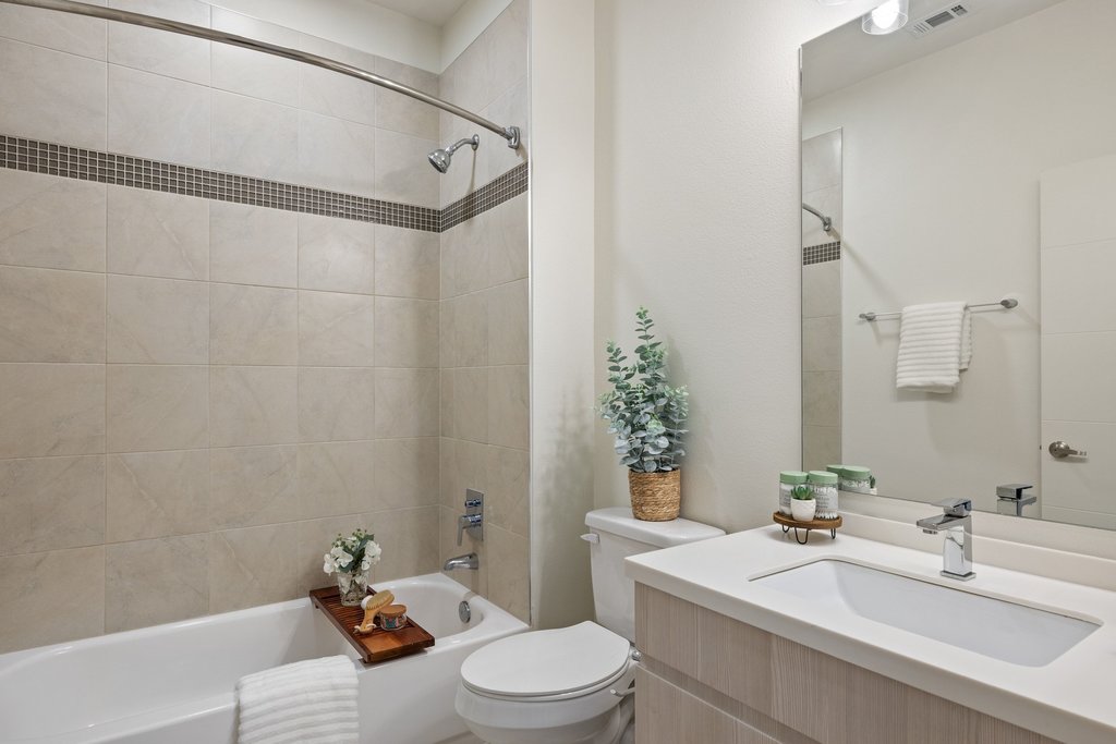 7805 Cooper Lane, Unit 401 Austin, TX 78745 - Photo 14 of 33 Upstairs primary bathroom