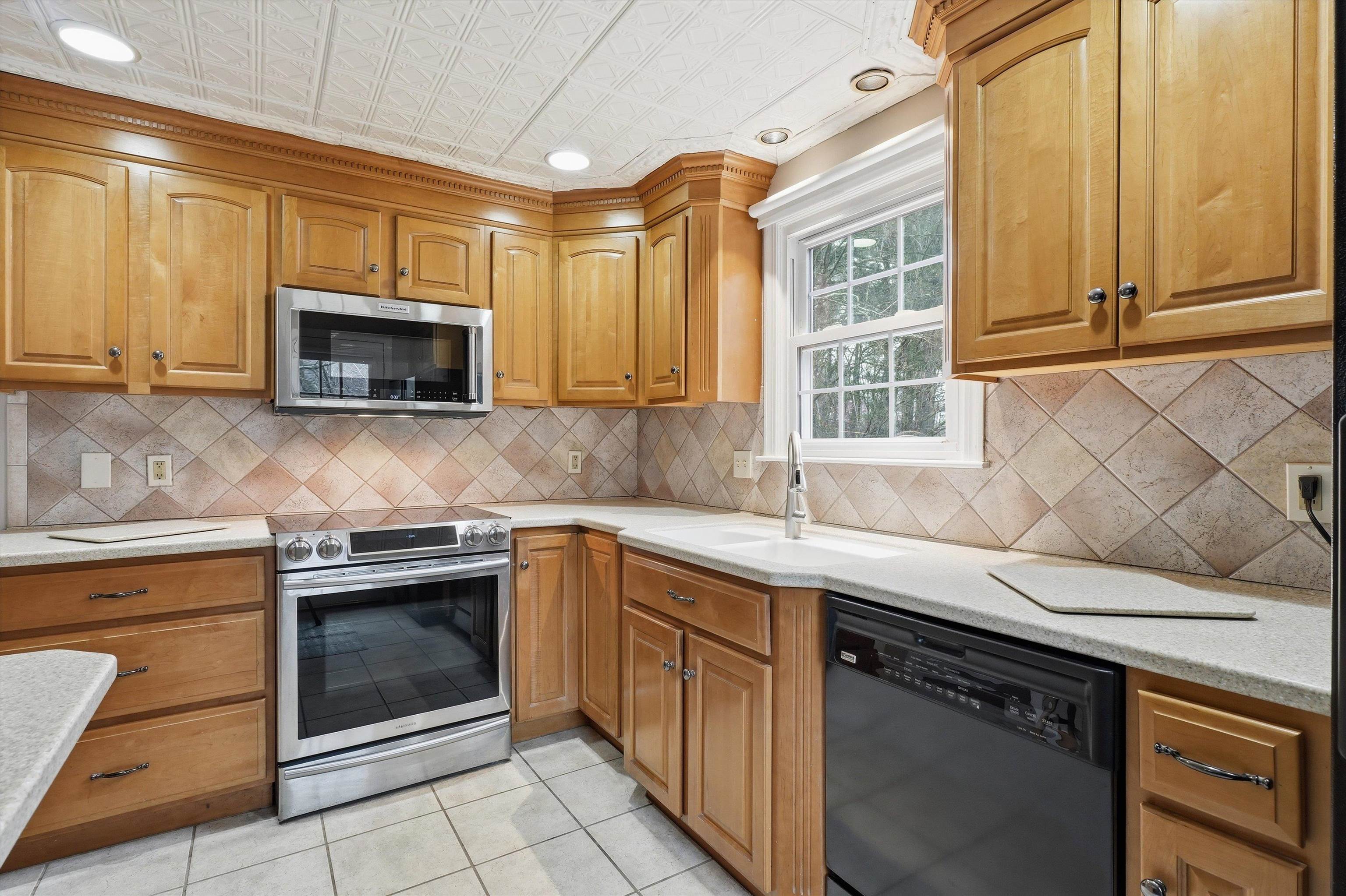 24 Fordway Extension Windham, NH 03087 - Photo 9 of 43