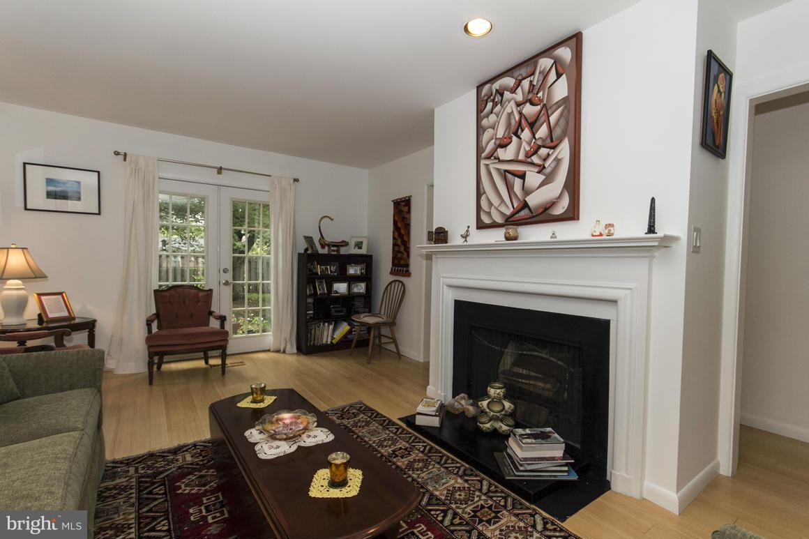 1916 Greenberry Road Baltimore, MD 21209 - Photo 15 of 29 Living Room