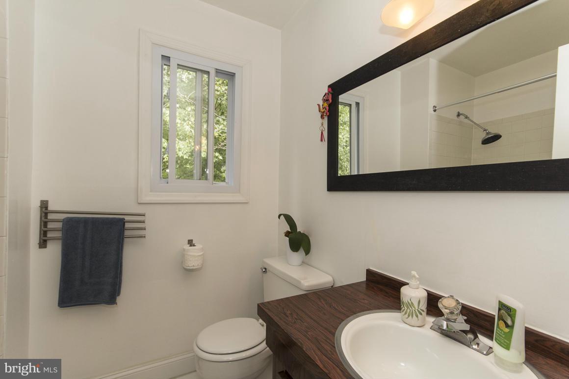 1916 Greenberry Road Baltimore, MD 21209 - Photo 16 of 29 Bath