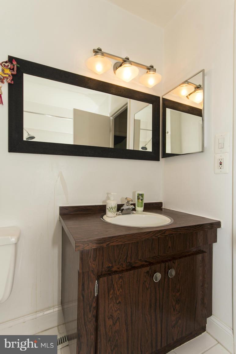 1916 Greenberry Road Baltimore, MD 21209 - Photo 17 of 29 Bath