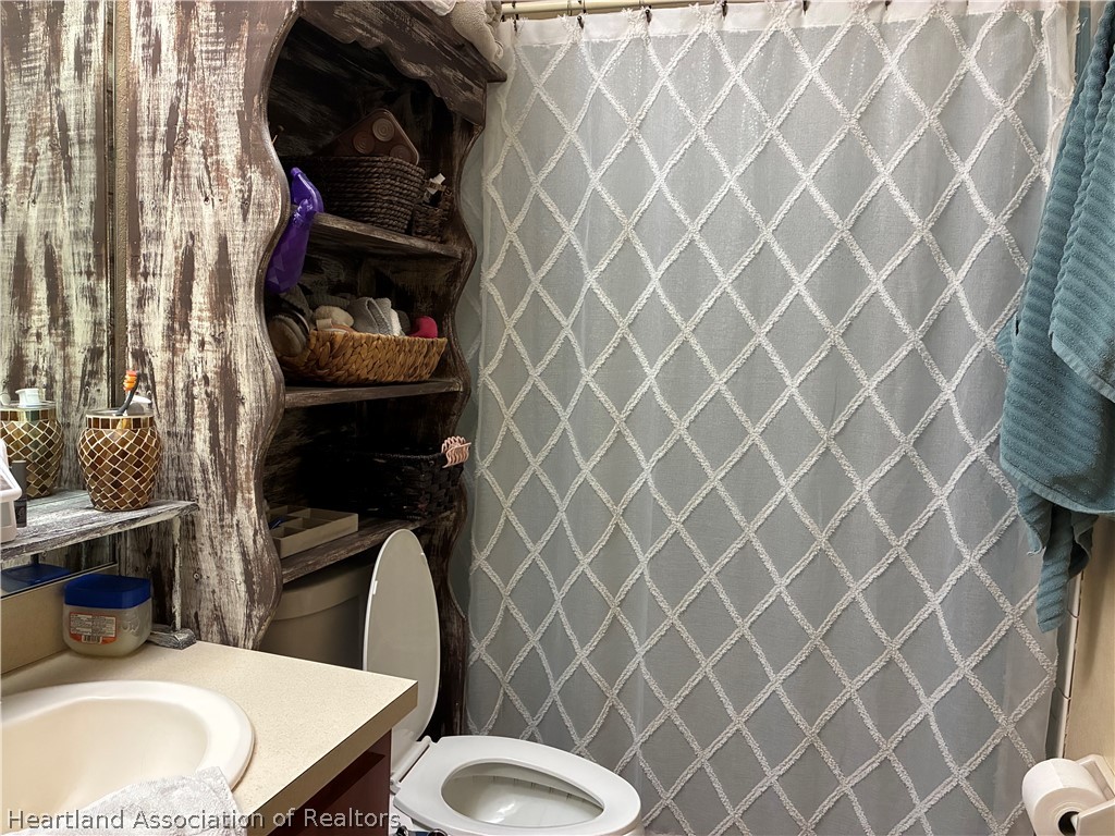 922 Breezy Road Lake Placid, FL 33852 - Photo 13 of 18 a bathroom with a toilet and a sink