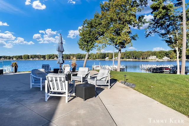 $929,000 | 197 Janes View Drive, Holland, MI 49424