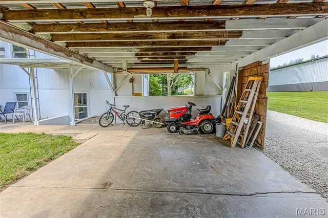 $185,000 | 1720 Highway 16, Shelbyville, IL 62565