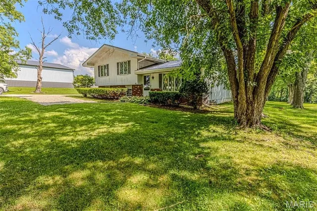 $185,000 | 1720 Highway 16, Shelbyville, IL 62565