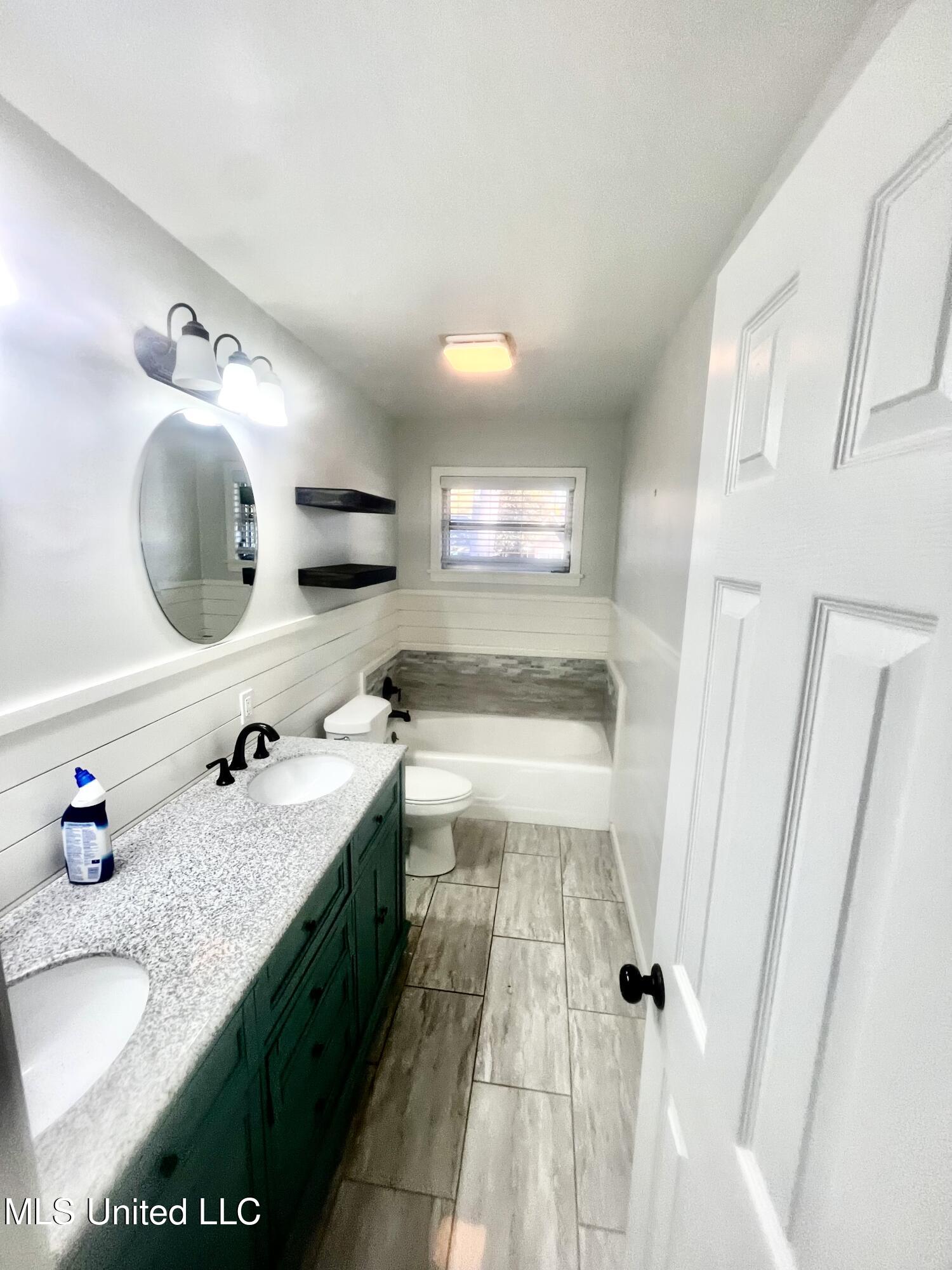 414 Hardy Lane Brookhaven, MS 39601 - Photo 2 of 5 hall bath