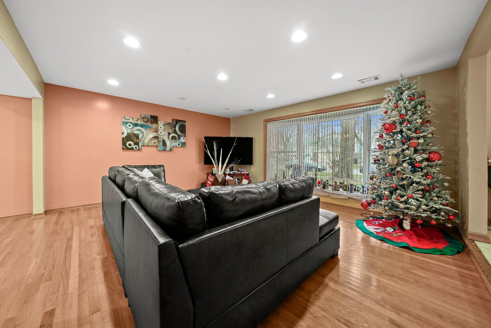 882 Pontiac Lane Carol Stream, IL 60188 - Photo 7 of 30 a living room with furniture and flowers