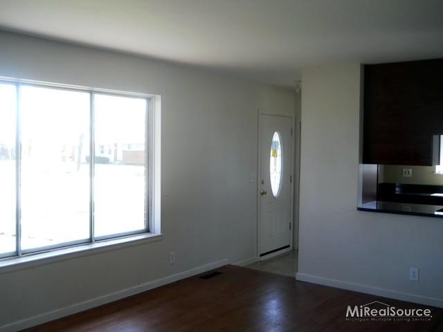 32709 Ridgefield Avenue Warren, MI 48088 - Photo 9 of 22 31147503-8.JPG