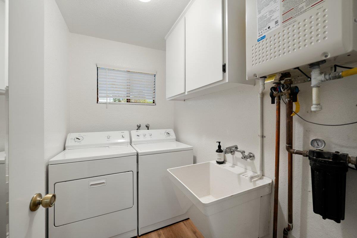 6561 Trinity Way Placerville, CA 95667 - Photo 14 of 58 a utility room with dryer and washer