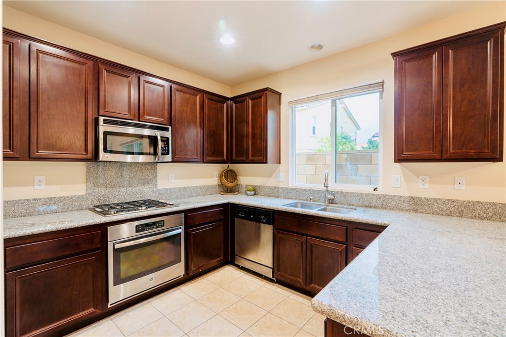 933 Madison Court Upland, CA 91784 - Photo 8 of 27