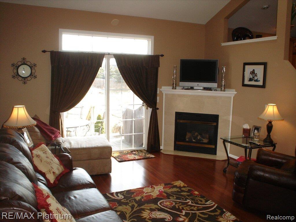 607 Fenton Commons Lane, Unit 7 Fenton, MI 48430 - Photo 7 of 10 DSC07410
