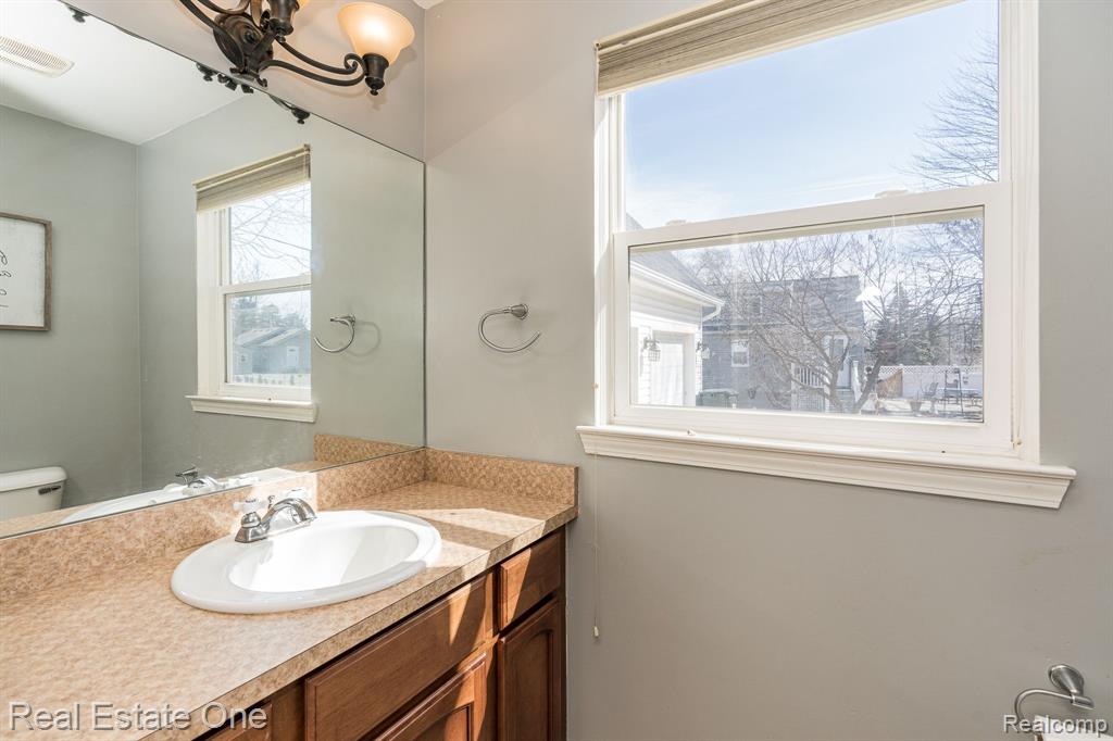 390 Shadywood Road Rochester Hills, MI 48307 - Photo 4 of 38