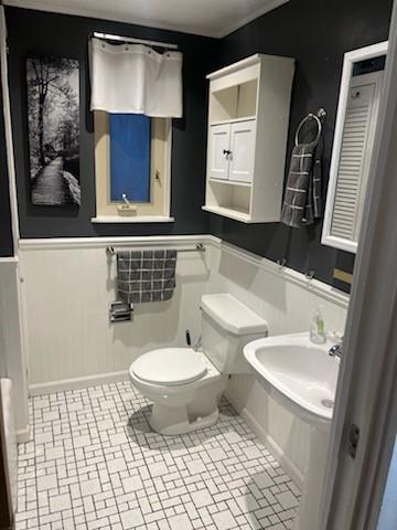 3887 Delco Road Brentwood, PA 15227 - Photo 10 of 14 a bathroom with a sink toilet and mirror