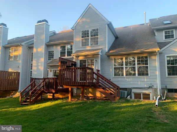 a view of a house with backyard