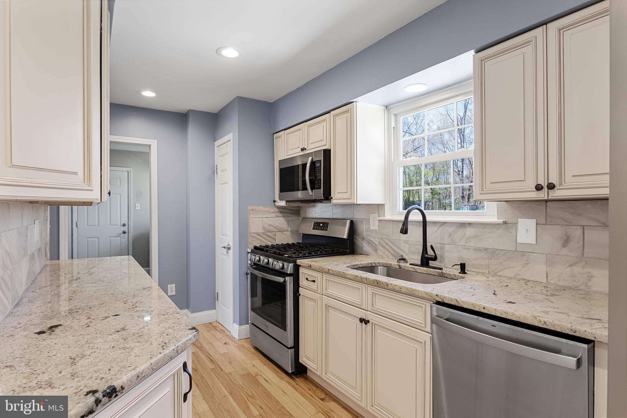 217 Forked Neck Road Shamong, NJ 08088 - Photo 11 of 35 Hickory floors - granite counters tile backsplash