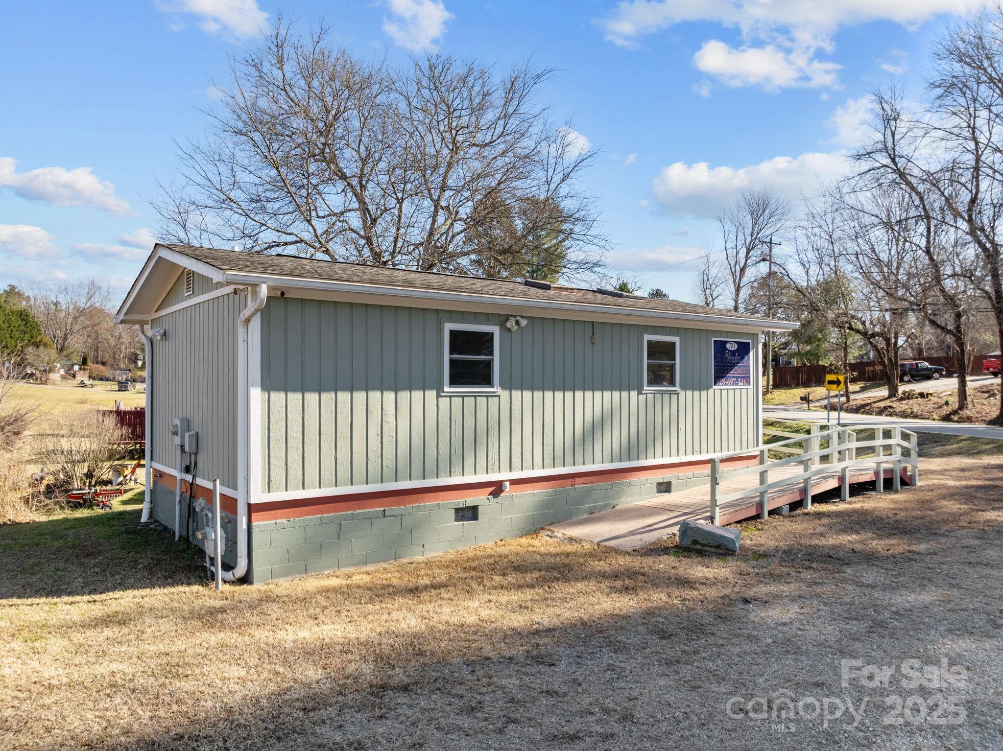 701 Dana Road Hendersonville, NC 28792 - Photo 2 of 27 a backyard of a house