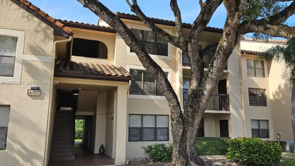 $1,995 | 4561 West McNab Road, Unit 13, Pompano Beach, FL 33069