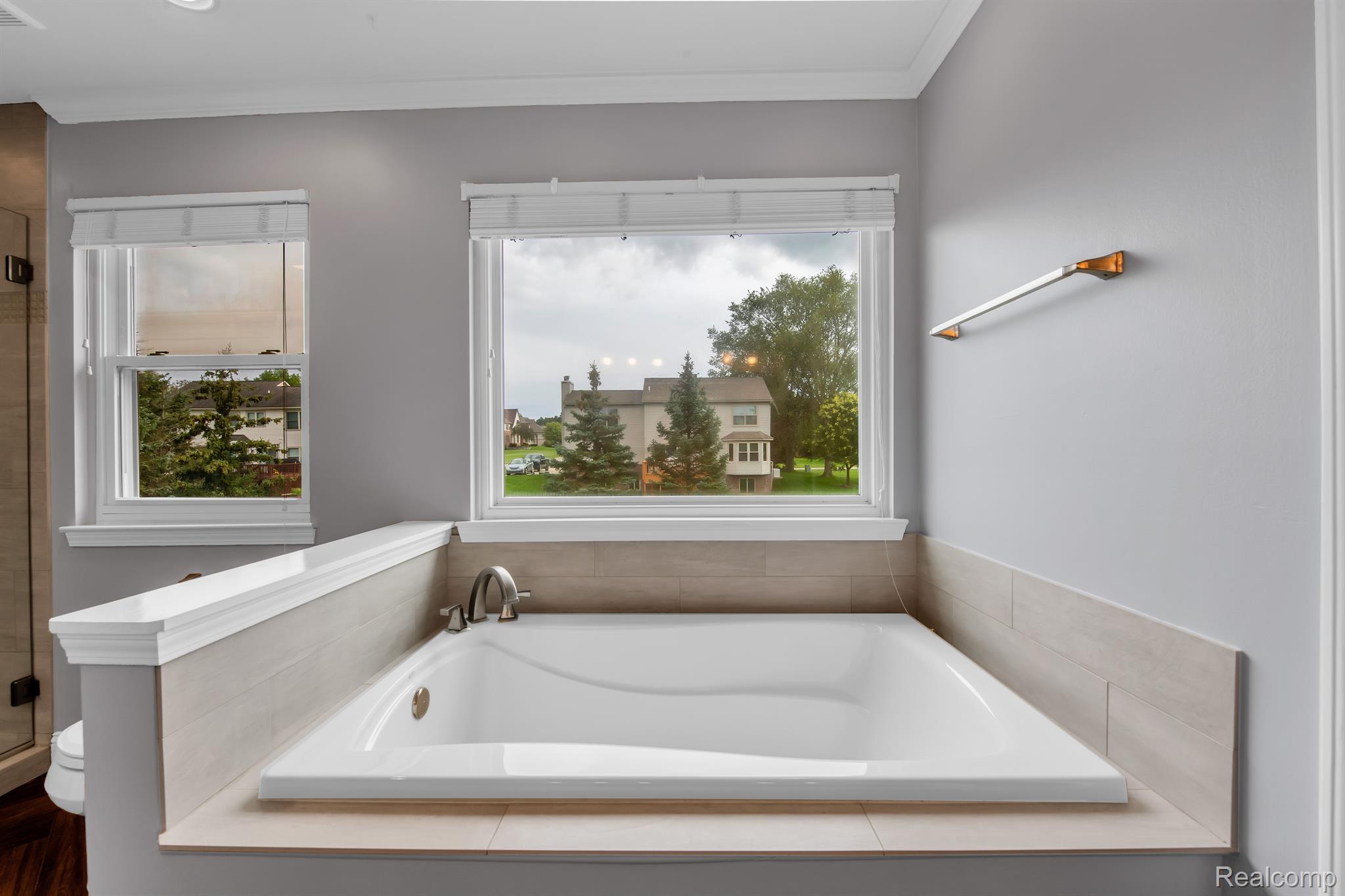 3878 Kossuth Road Lake Orion, MI 48360 - Photo 20 of 40 primary tub