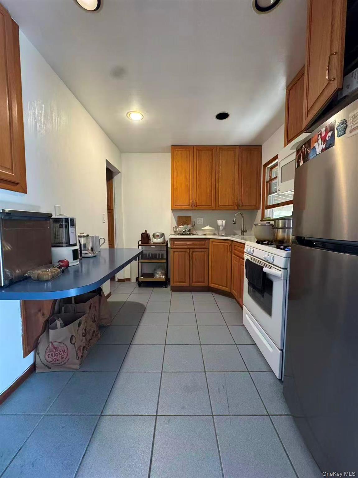 28 Wensley Road Plainview, NY 11803 - Photo 5 of 13