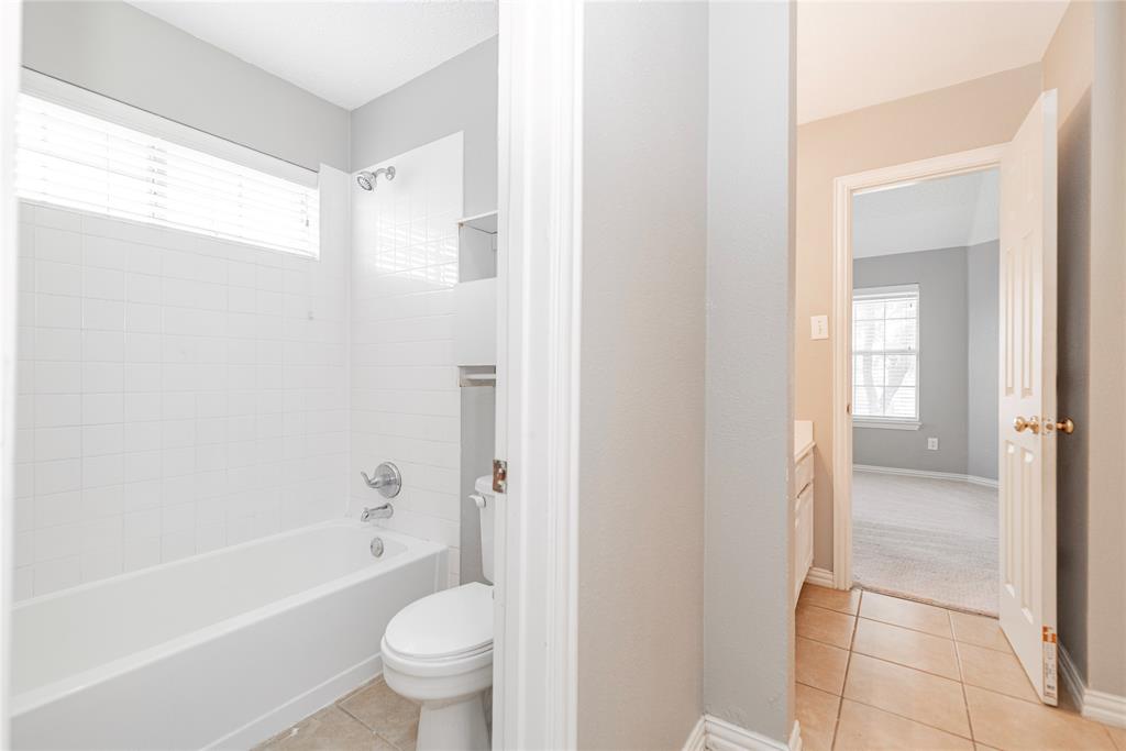 112 Midcrest Drive Irving, TX 75063 - Photo 29 of 37 a bathroom with a bathtub toilet and sink