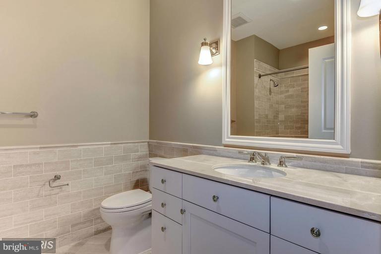 2700 Woodley Road Northwest, Unit PHPENTHOUSE VARIES Washington, DC 20008 - Photo 17 of 25 Bath