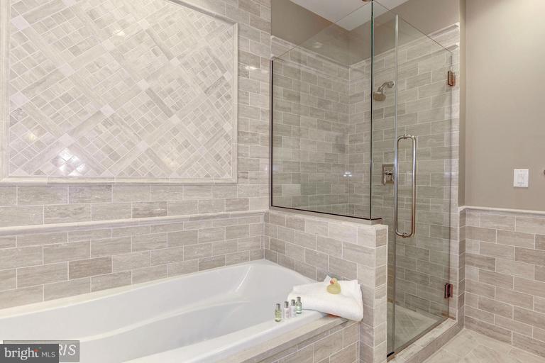 2700 Woodley Road Northwest, Unit PHPENTHOUSE VARIES Washington, DC 20008 - Photo 19 of 25 Bath