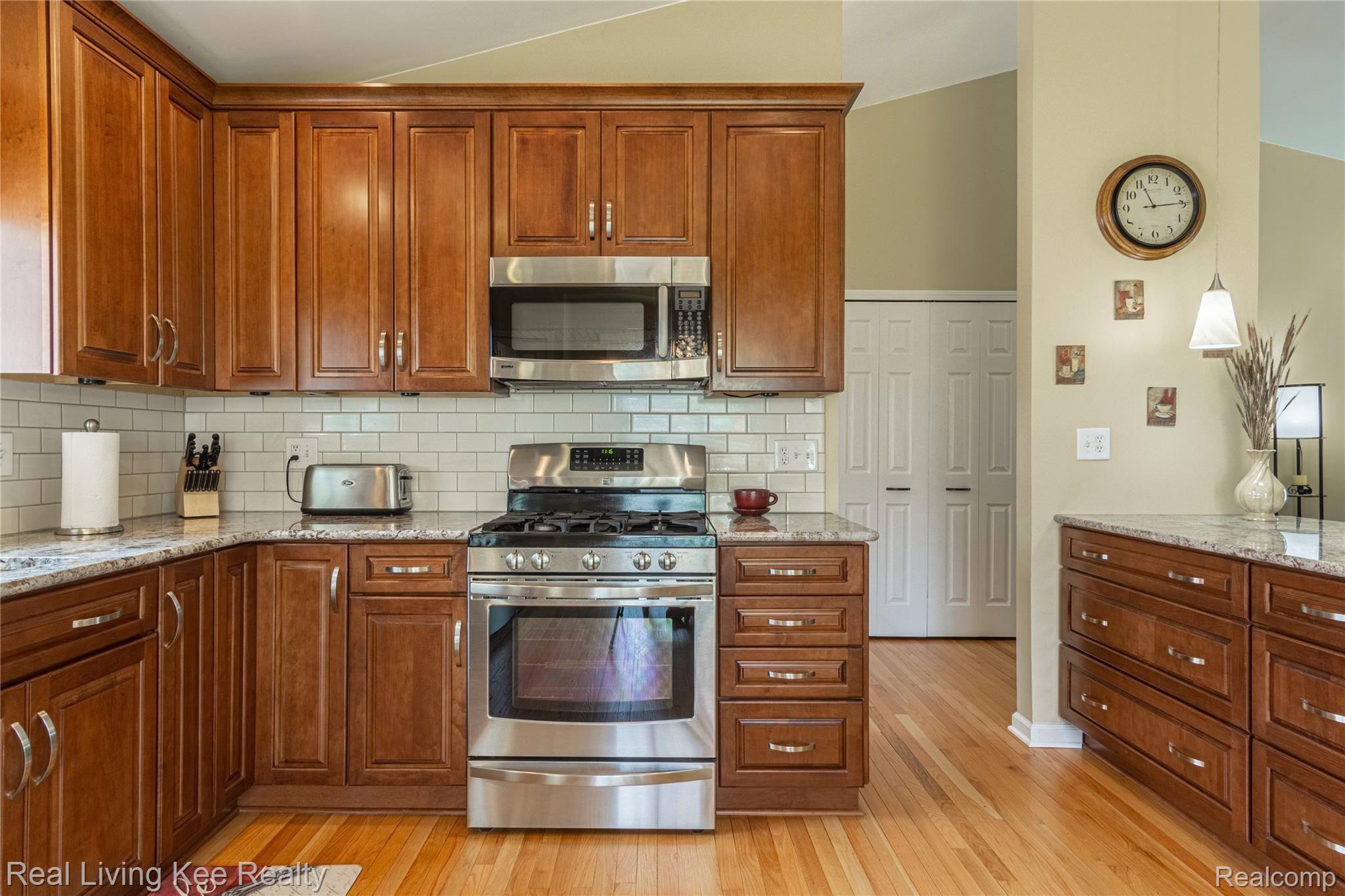 2160 Warrington Road Rochester, MI 48307 - Photo 21 of 55 Interiors (8 of 42).jpg