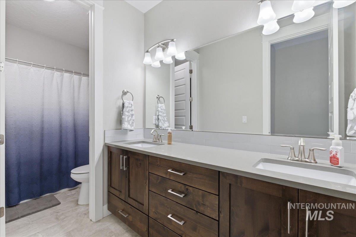 5154 South Twilight Mist Way Meridian, ID 83642 - Photo 35 of 47 Full bath with double vanity and curtained shower