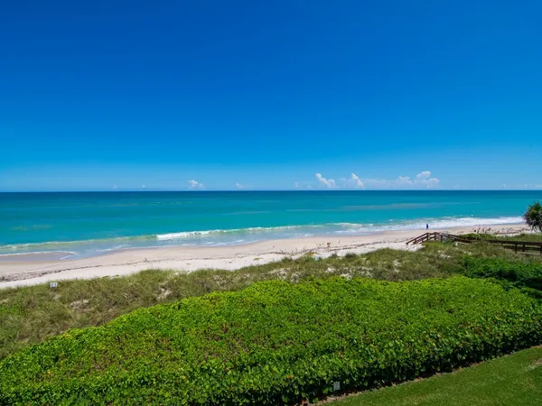 $8,000 | 2700 Ocean Drive, Unit 300, Vero Beach, FL 32963