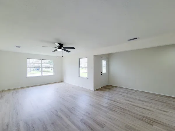 $1,700 | 301 Cypress Street, Lake Jackson, TX 77566