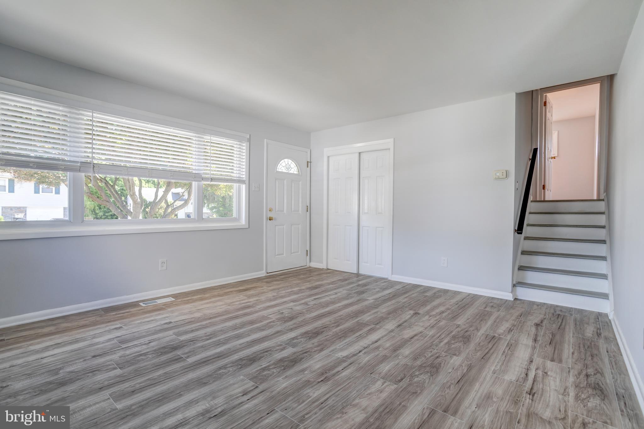 614 Wynnbrook Road Secane, PA 19018 - Photo 7 of 18 Living Room