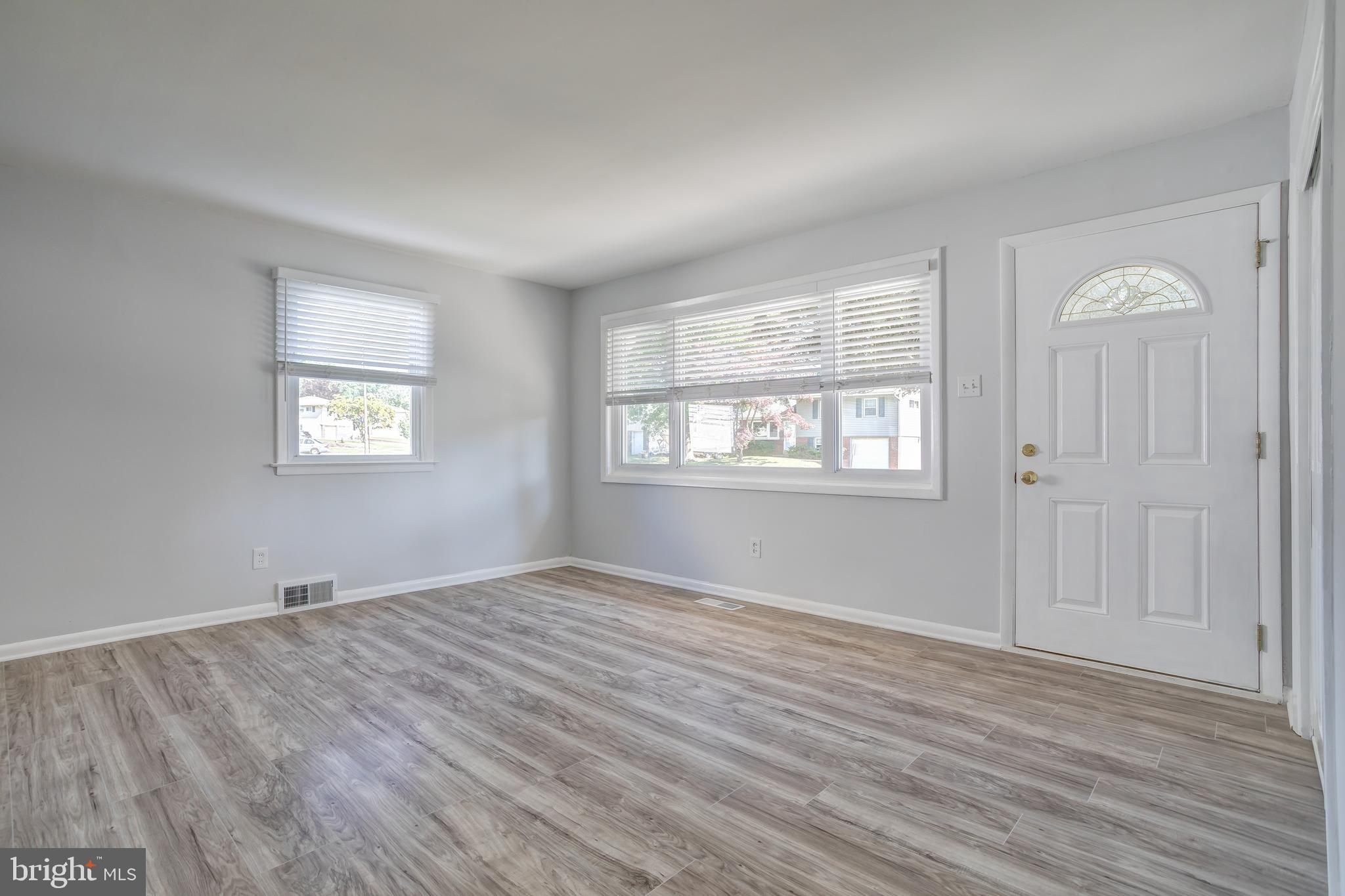614 Wynnbrook Road Secane, PA 19018 - Photo 8 of 18 Living Room