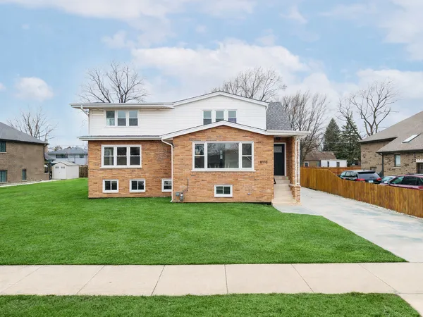 $599,900 | 8110 Lockwood Avenue, Burbank, IL 60459