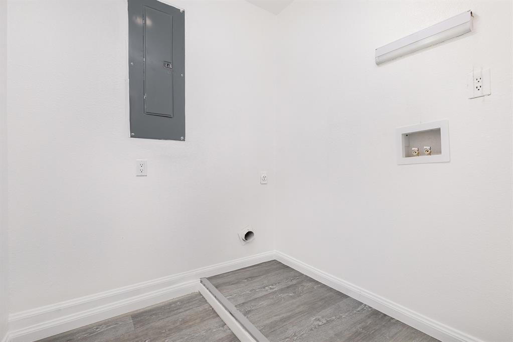 800 Overhill Court Hurst, TX 76053 - Photo 21 of 26 an empty room with a workbench