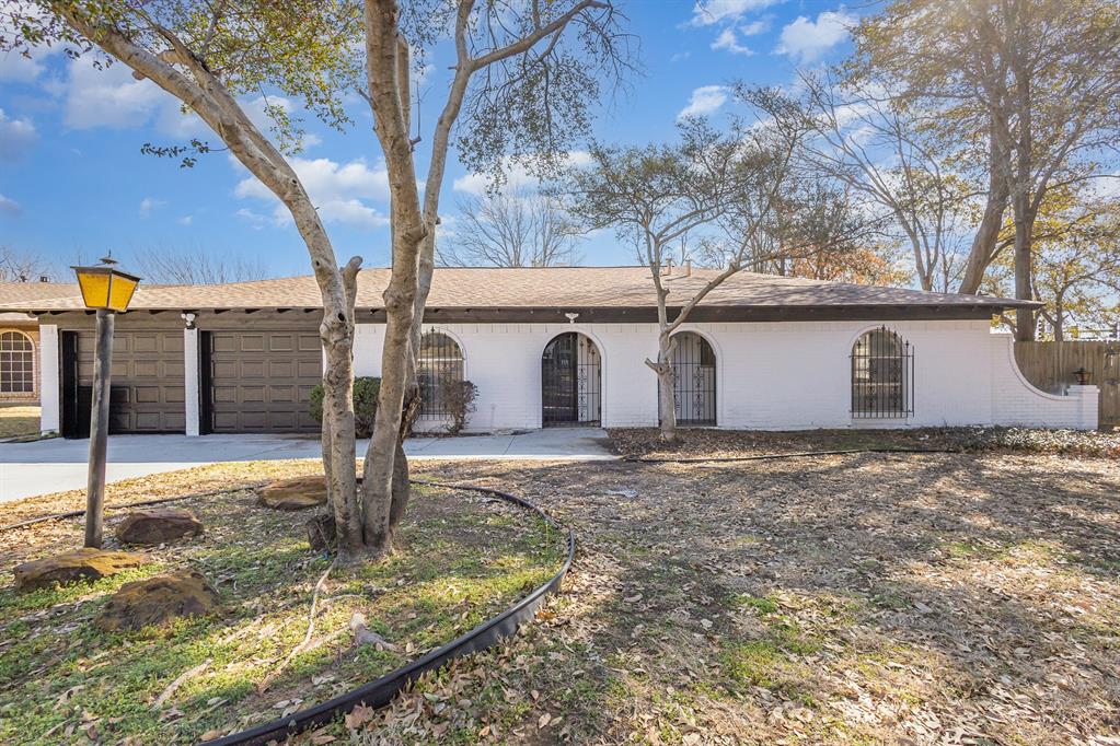 800 Overhill Court Hurst, TX 76053 - Photo 3 of 26