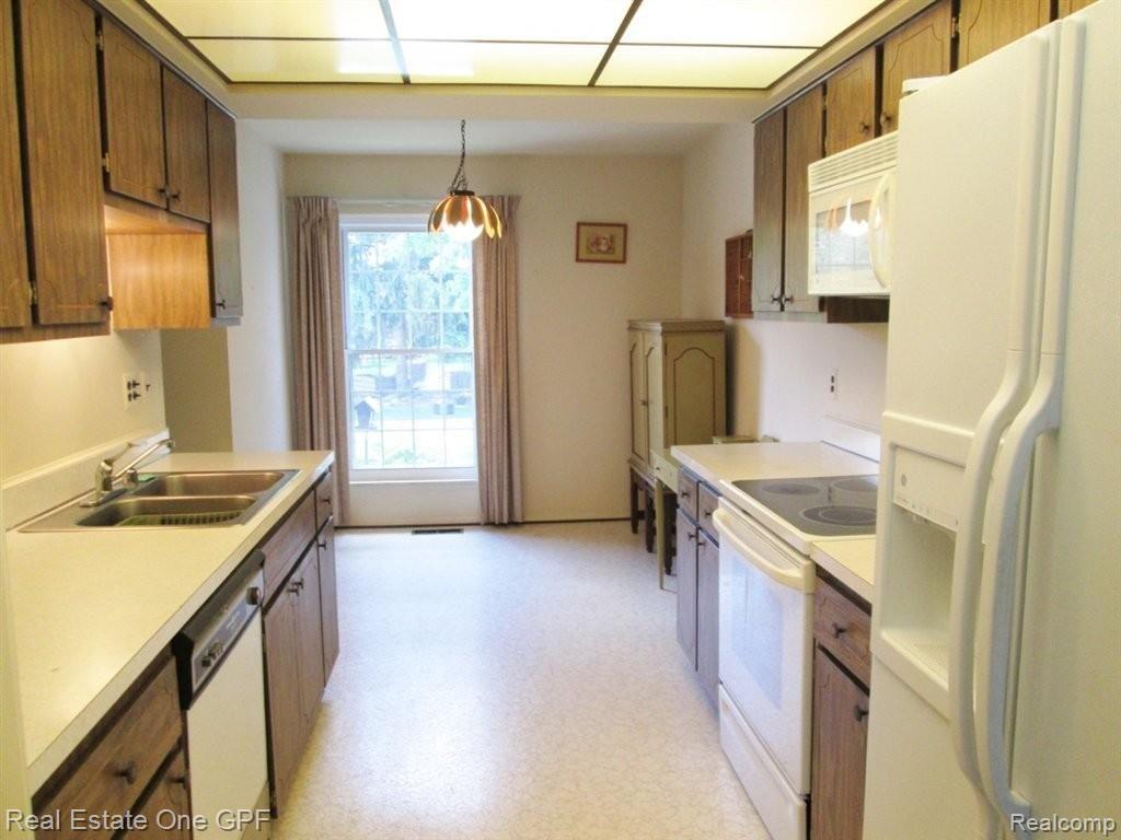 2266 Hillendale Drive, Unit 159 Rochester, MI 48309 - Photo 9 of 20 2266 Hillendale #9.JPG