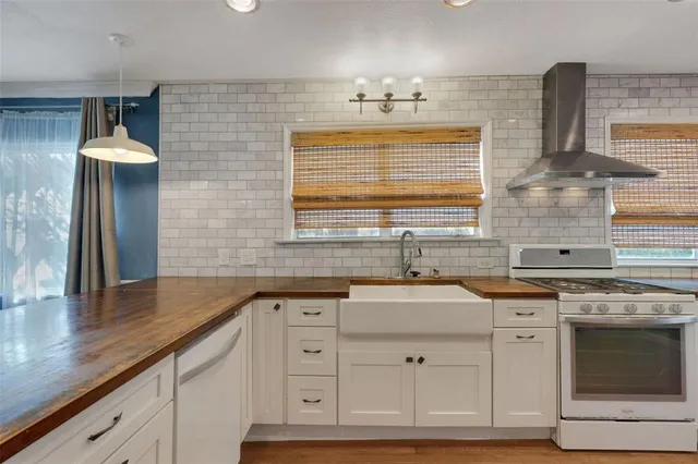 a view of space with washer and dryer