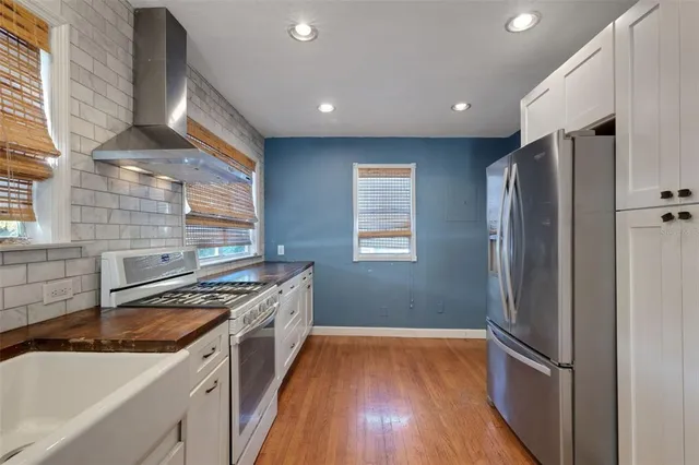 an empty room with wooden floor a ceiling fan and closet