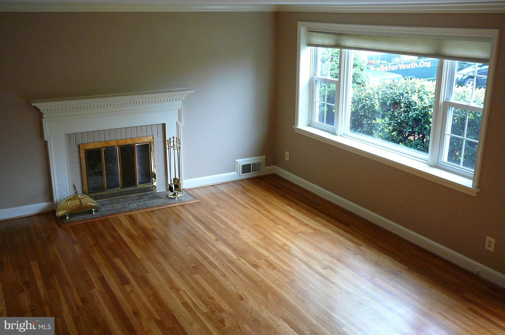 6107 Fox Hill Street Springfield, VA 22150 - Photo 2 of 26 Living Room