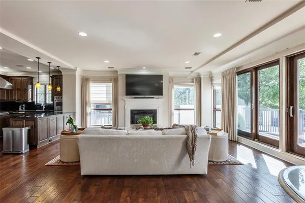 $689,900 | 501 Samuels Avenue, Unit 110, Fort Worth, TX 76102