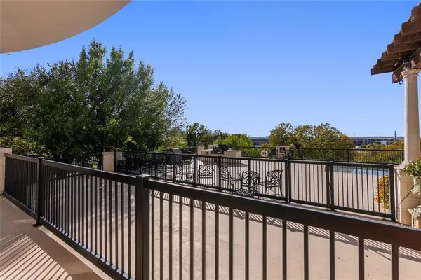 $689,900 | 501 Samuels Avenue, Unit 110, Fort Worth, TX 76102