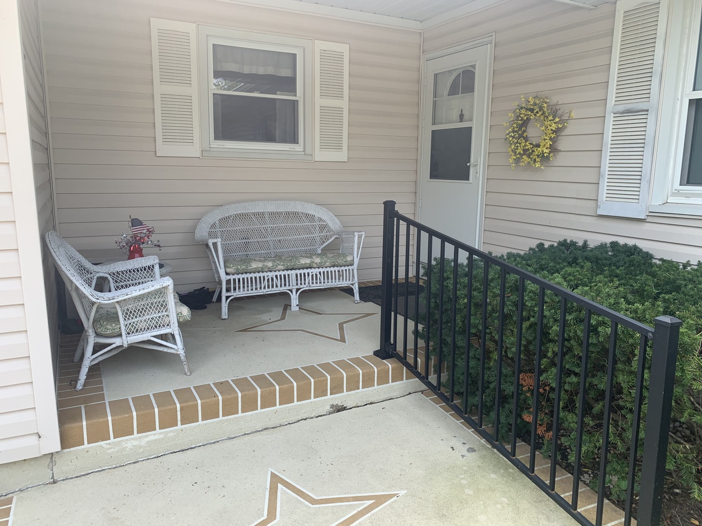 101 Stonegate Road Buffalo Grove, IL 60089 - Photo 2 of 18 a balcony with table and chairs