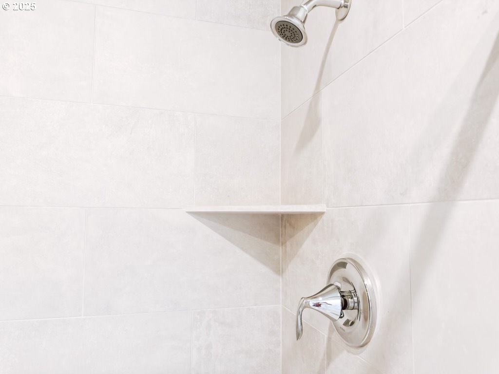 2630 South 4th Way Ridgefield, WA 98642 - Photo 28 of 32 a close view of a bathtub in a bathroom