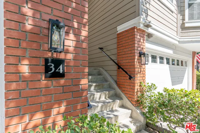 $869,000 | 20950 West Oxnard Street, Unit 34, Woodland Hills, CA 91367