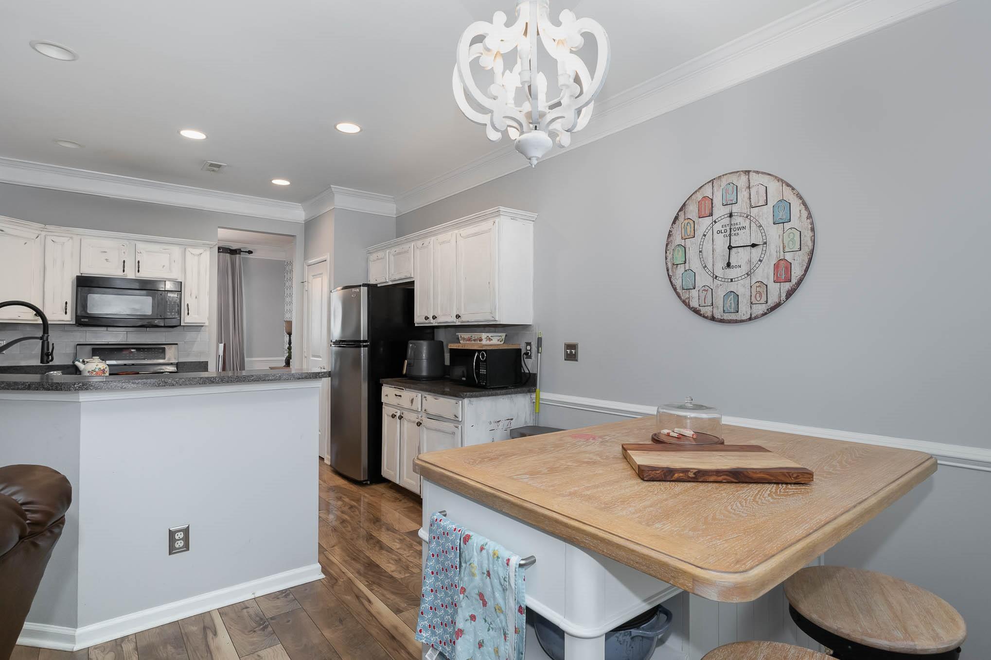 707 Harrier Road Charlotte, NC 28216 - Photo 11 of 29 a kitchen with a table chairs and a stove