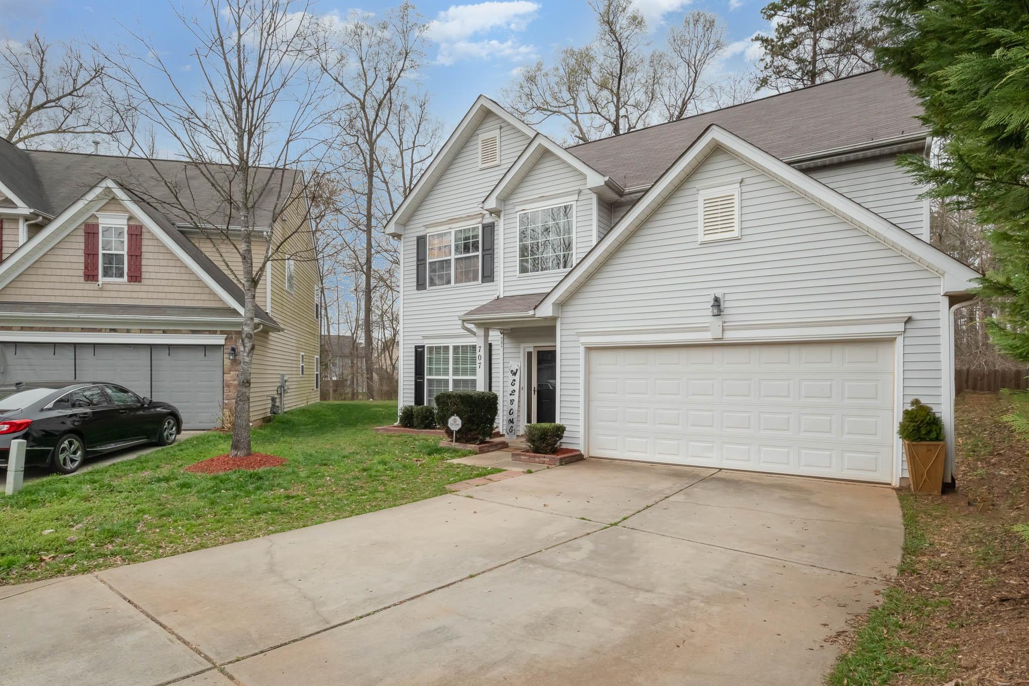707 Harrier Road Charlotte, NC 28216 - Photo 2 of 29 a front view of house with yard and green space
