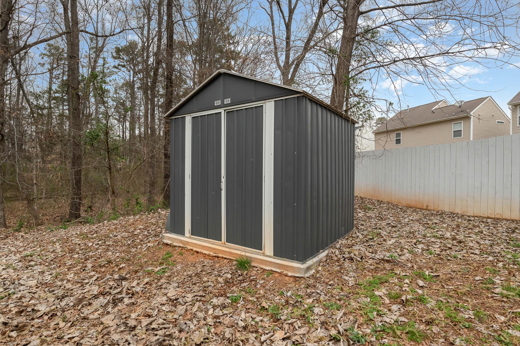 707 Harrier Road Charlotte, NC 28216 - Photo 29 of 29 a backyard of a house with a large tree